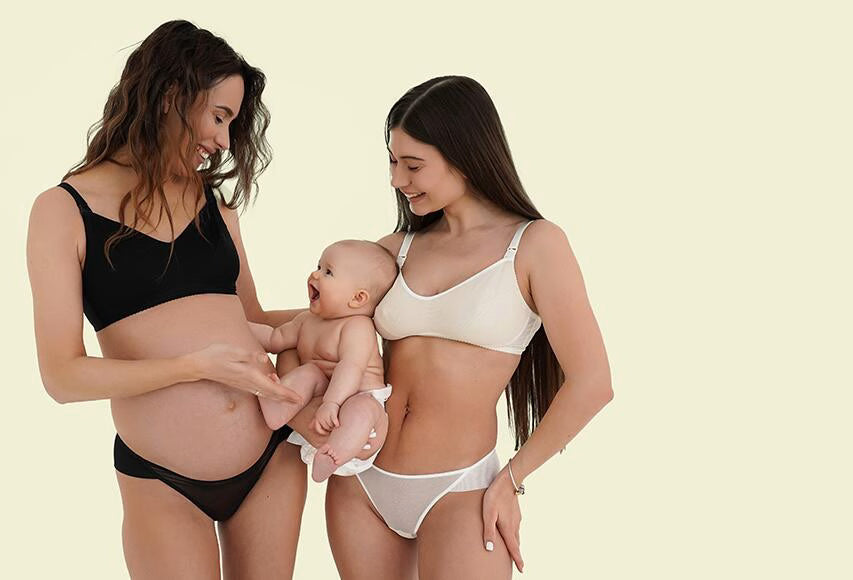 regiseno e mutandine gravidanza e post parto, due donne neomamma con in braccio un bambino neonato