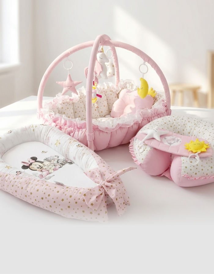 riduttore culla e lettino personalizzato con colore rosa baby, con giocattoli sonori, cuscino allattamento