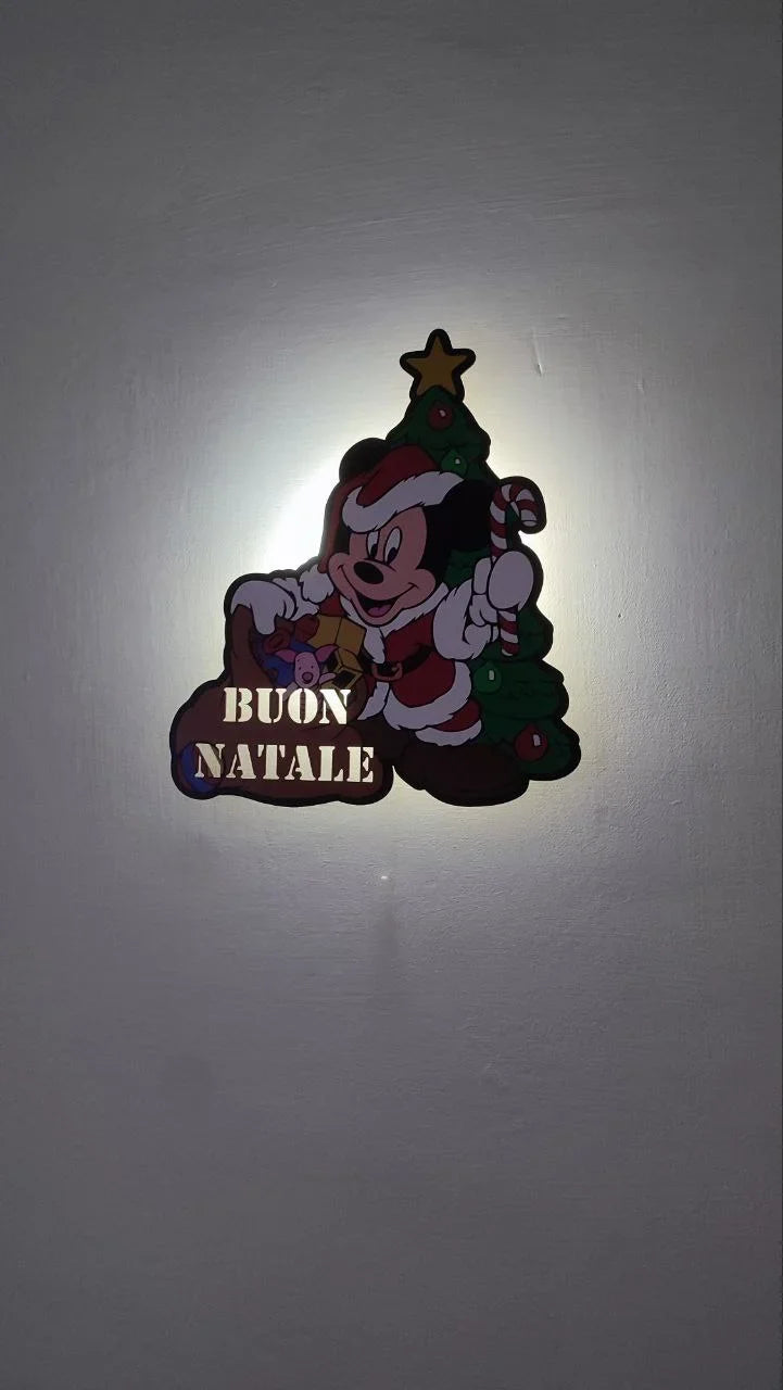 Lampada natalizia Topolino illuminata da muro a forma di albero, luce notturna stampata printer con effetto controluce.