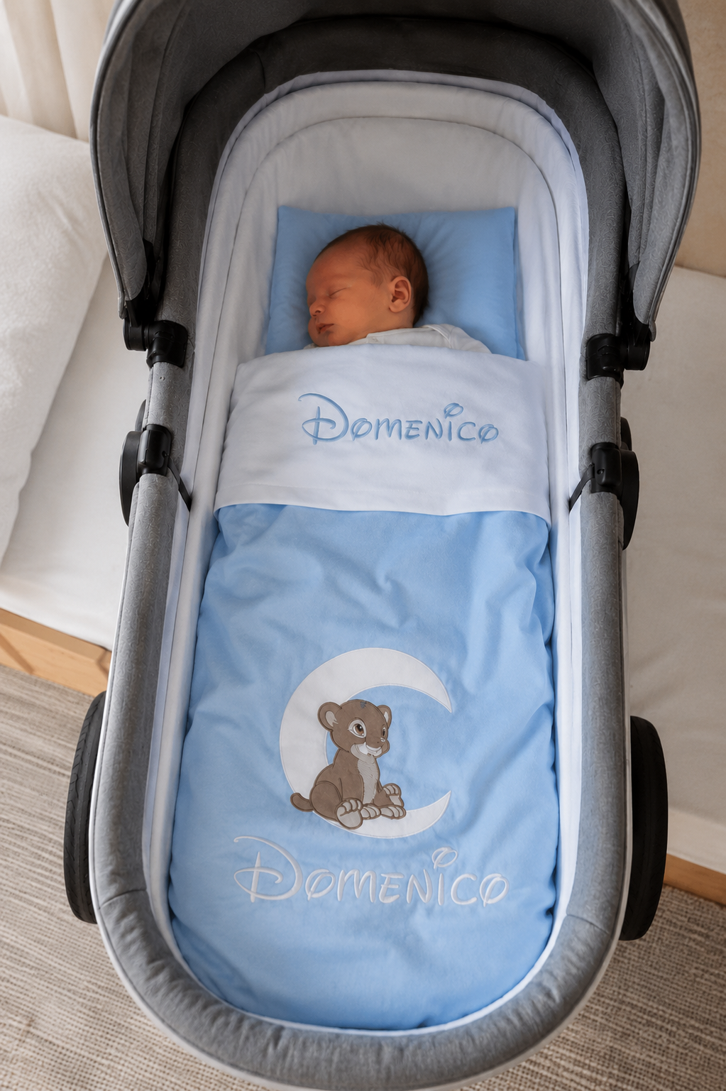 Lenzuola carrozzina neonato azzurro cielo – Simba sulla luna ricamato, nome personalizzato cucito a mano su cotone bianco