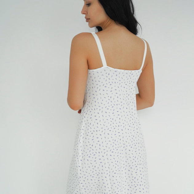 Camicia da notte premaman bianca a fiori lilla vista da dietro con spalline sottili bianche