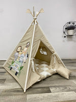 Tenda da gioco a forma di teepee per bambini, tessuto beige con illustrazioni dipinte a mano di animali della savana come leoni, elefanti, giraffe e zebre; apertura frontale a forma di arco, pavimento morbido interno, personalizzabile con il nome del bambino, ideale per playroom o cameretta a tema safari.