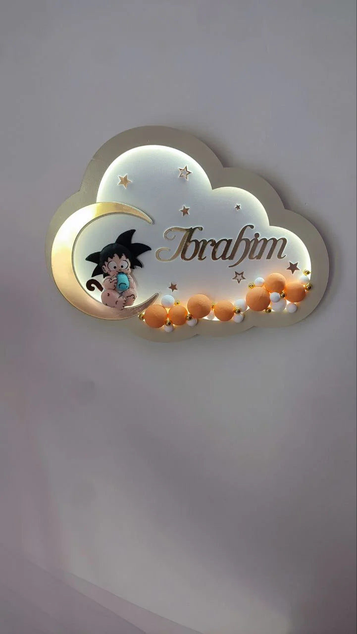 Luce notturna nuvola in legno MDF con luna e stelle, personaggio Goku Dragon Ball cucito a mano, lampada LED cameretta bambini personalizzata con nome e palline colorate