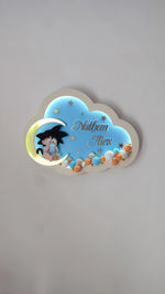 Luce notturna nuvola in legno MDF con luna e stelle, personaggio Goku Dragon Ball cucito a mano, lampada LED cameretta bambini personalizzata con nome e palline colorate