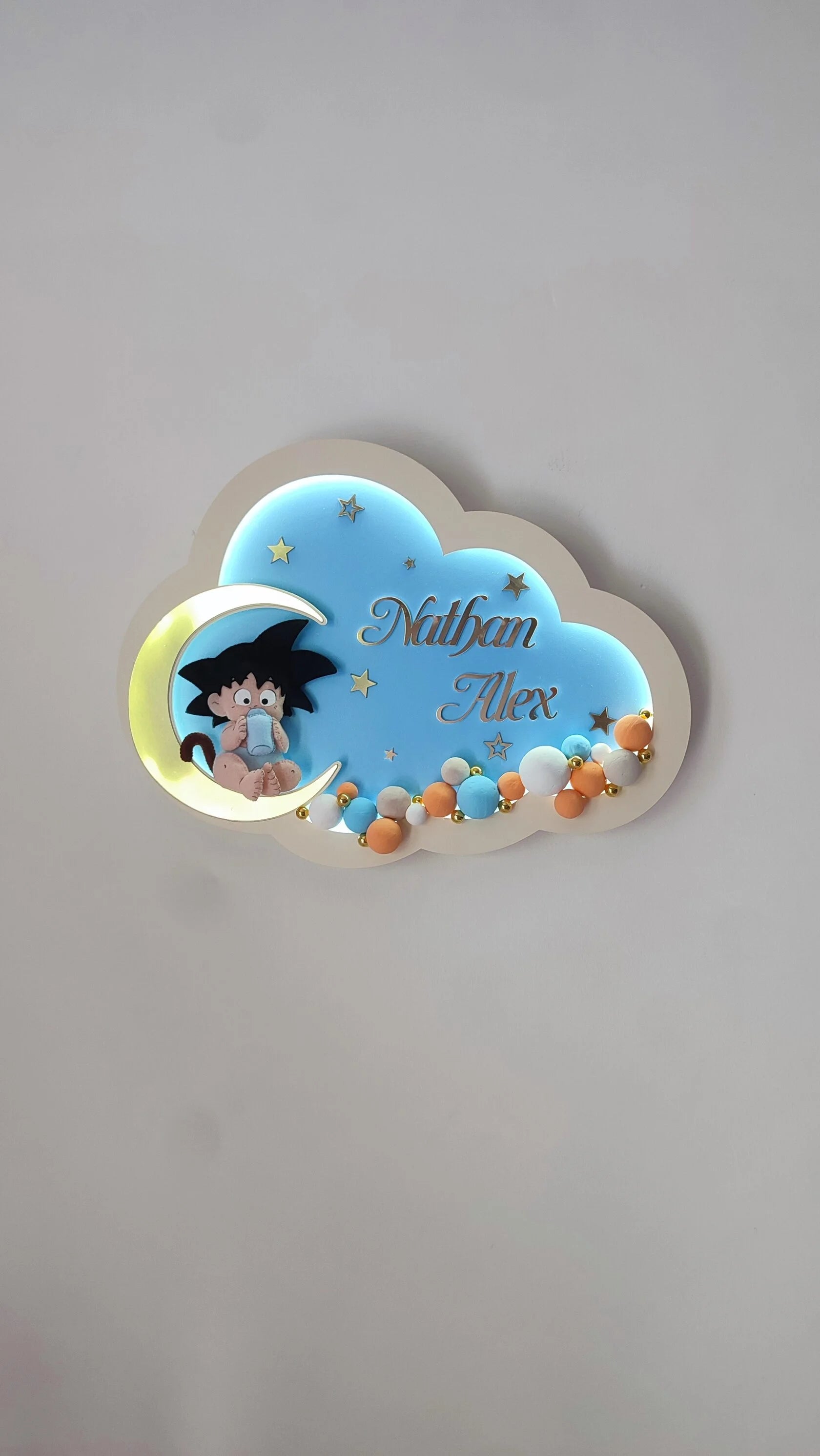 Luce notturna nuvola in legno MDF con luna e stelle, personaggio Goku Dragon Ball cucito a mano, lampada LED cameretta bambini personalizzata con nome e palline colorate