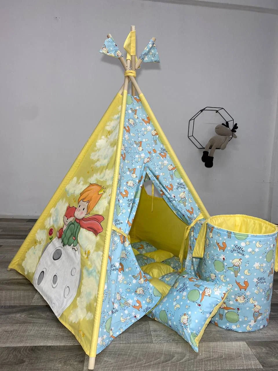 Tenda tipi/teepee/wigwam bambini giallo brillante con bordini azzurro cielo con pattern fatto a mano con dipinto artigianale Il Piccolo Principe per bambini,  personalizzato su tessuto cotone puro. età 2,3,4,5,6,7,8,9,0 anni, apertura frontale a forma di arco, con finestrina. Personalizzata con il nome del bambino, kit completo con materasso, bastoni pieghevoli e cuscino— Made in Italy