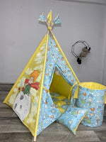 Tenda tipi/teepee/wigwam bambini giallo brillante con bordini azzurro cielo con pattern fatto a mano con dipinto artigianale Il Piccolo Principe per bambini,  personalizzato su tessuto cotone puro. età 2,3,4,5,6,7,8,9,0 anni, apertura frontale a forma di arco, con finestrina. Personalizzata con il nome del bambino, kit completo con materasso, bastoni pieghevoli e cuscino— Made in Italy