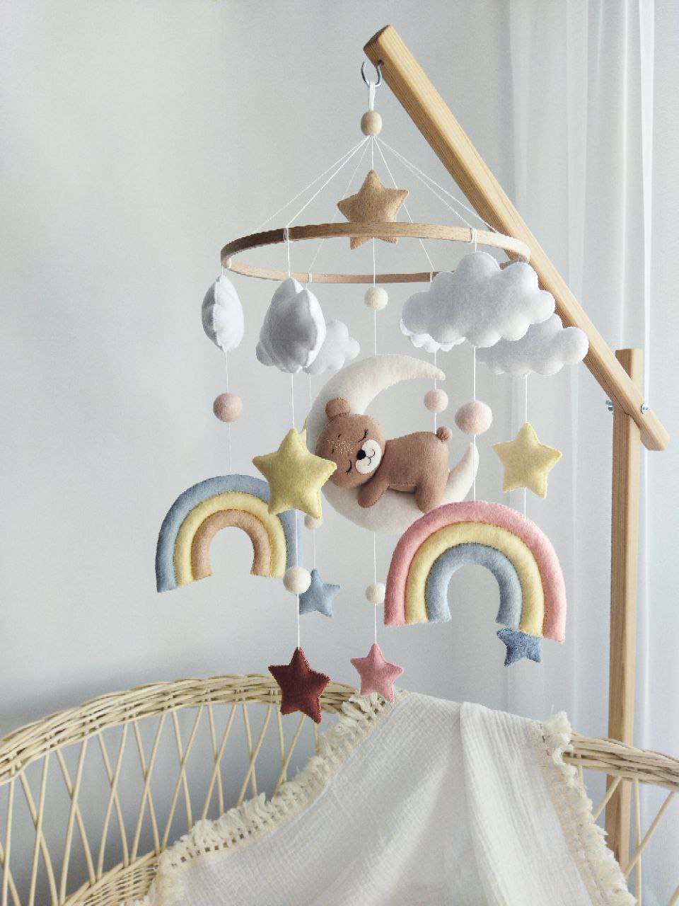 Giostrina musicale culla neonata feltro orsetto luna arcobaleno rosa cipria giallo ocra azzurro polvere stelle nuvole bianche cerchio legno carillon cameretta handmade