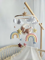 Giostrina musicale culla neonata feltro orsetto luna arcobaleno rosa cipria giallo ocra azzurro polvere stelle nuvole bianche cerchio legno carillon cameretta handmade