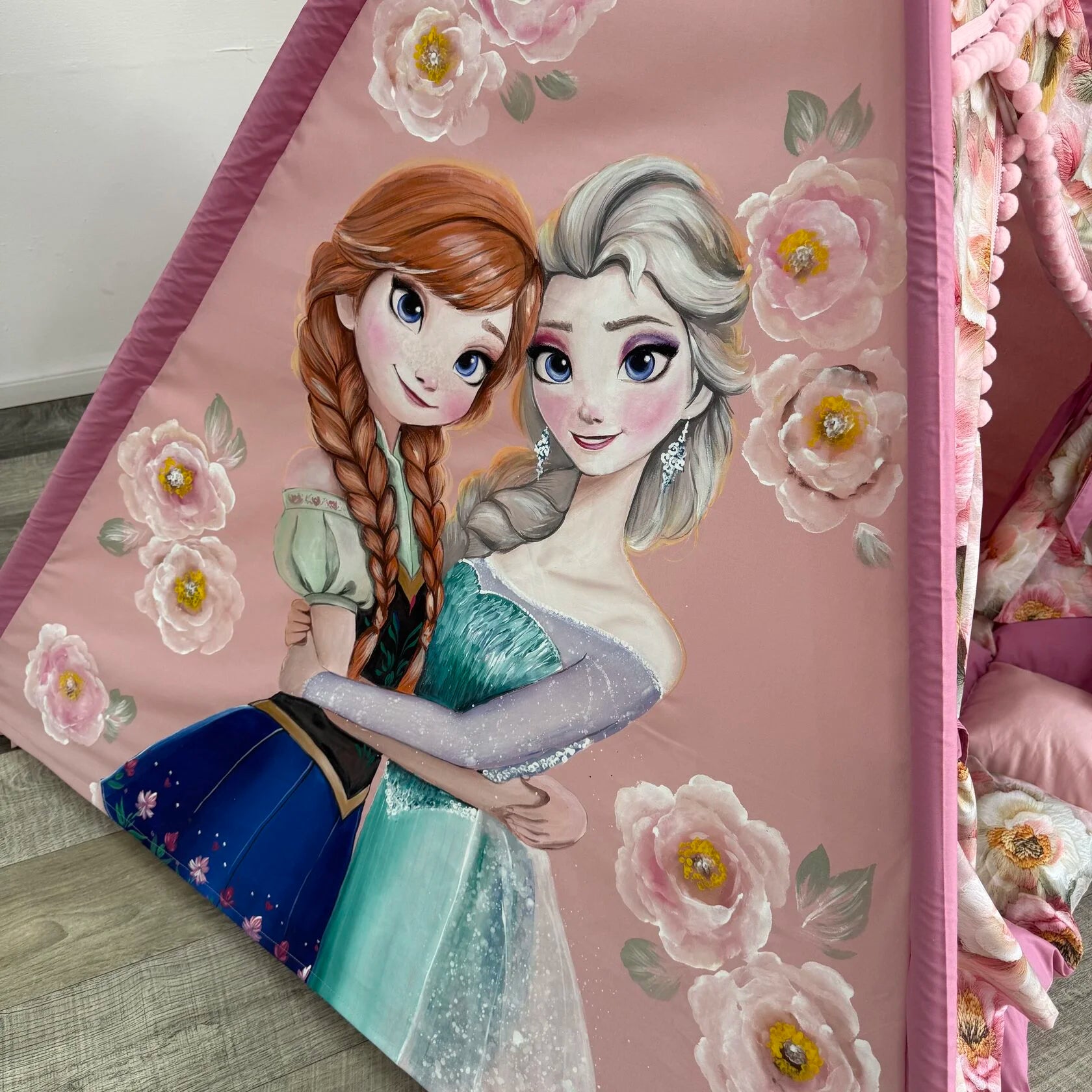 Dettaglio pittura a mano tenda teepee Frozen – Elsa Anna abbraccio cotone rosa antico e peonie 