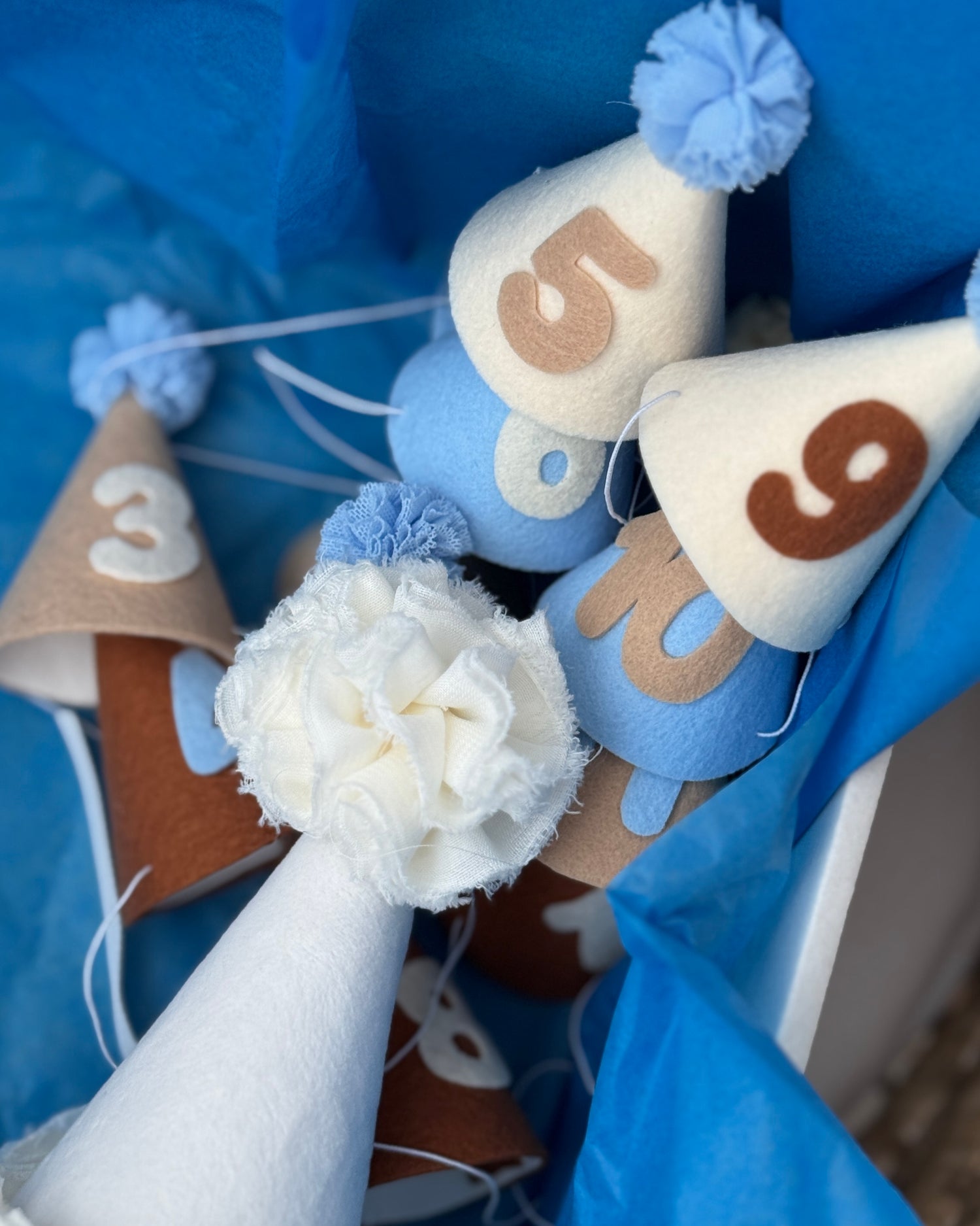 Gift Box Primo Anno Azzurro Con Orsetto di Peluche e 13 Cappellini Mensili per Neonato