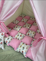 Tenda tipi/teepee/wigwam bambini, tessuto bianco panna/crema e rosa brillante con illustrazioni dipinte a mano delle Principesse Disney: Rapunzel, Belle, Cenerentola, Ariel, Aurora e Jasmine. Apertura frontale a forma di arco, fatto a mano  per bambini,  personalizzato su tessuto cotone puro. età 2,3,4,5,6,7,8,9,0 anni, apertura frontale a forma di arco, con finestrina. Personalizzata con il nome del bambino, kit completo con materasso, bastoni pieghevoli e cuscino— Made in Italy