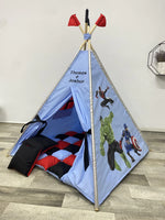 Tenda teepee per bambini dipinta a mano con tema Avengers, personalizzabile con nome, in cotone traspirante con pali in legno di tiglio