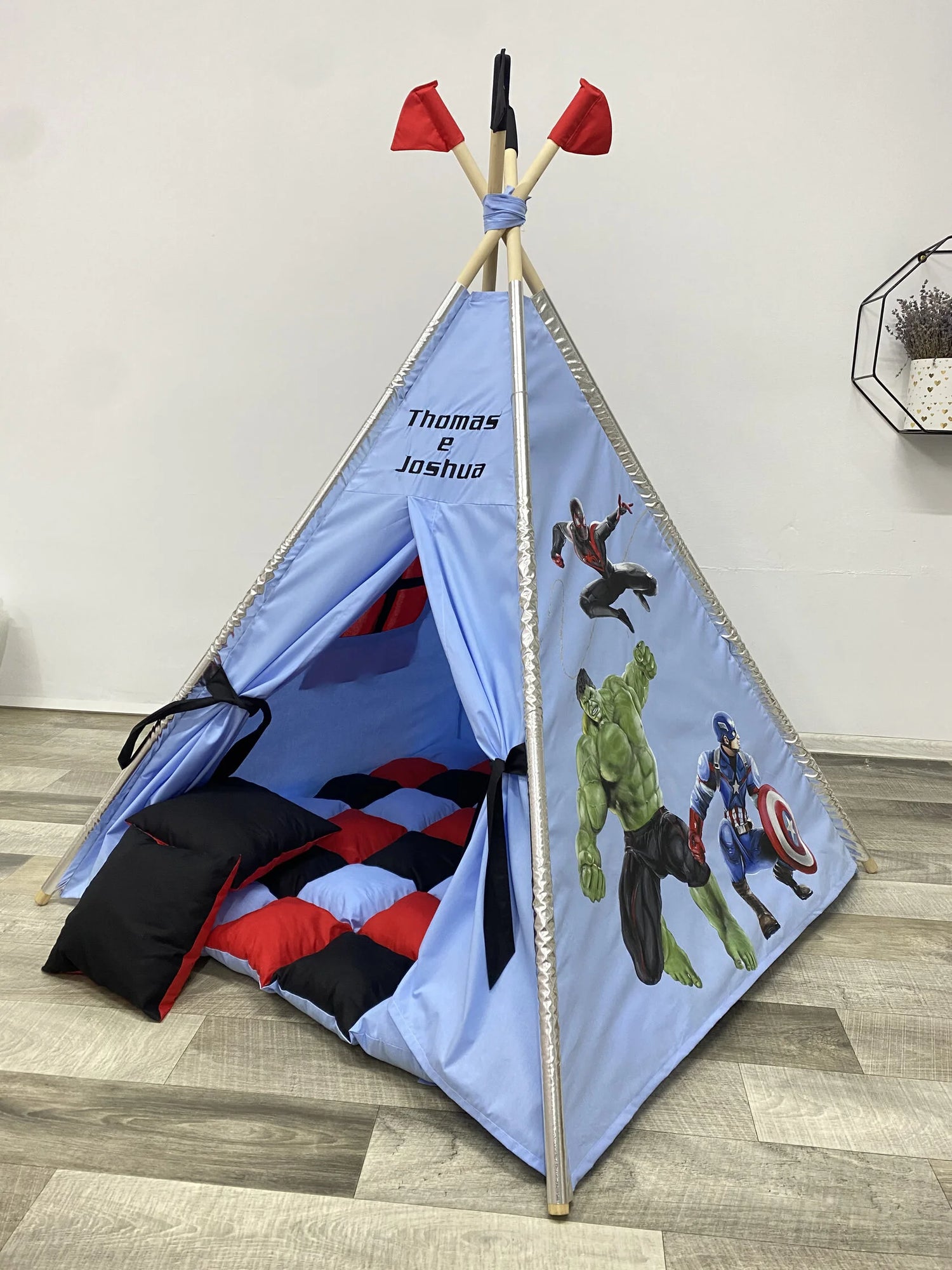 Tenda teepee per bambini dipinta a mano con tema Avengers, personalizzabile con nome, in cotone traspirante con pali in legno di tiglio