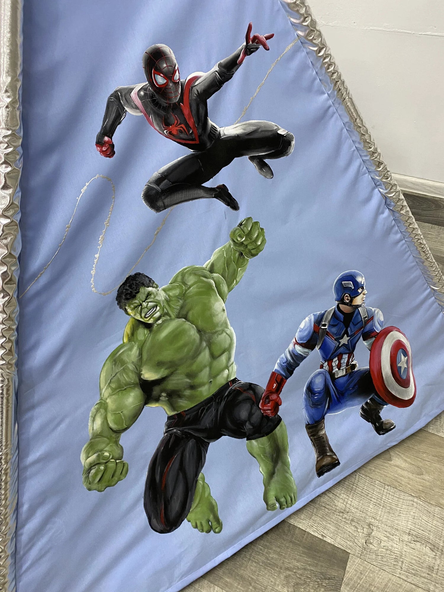 Tenda teepee per bambini dipinta a mano con tema Avengers, personalizzabile con nome, in cotone traspirante con pali in legno di tiglio
