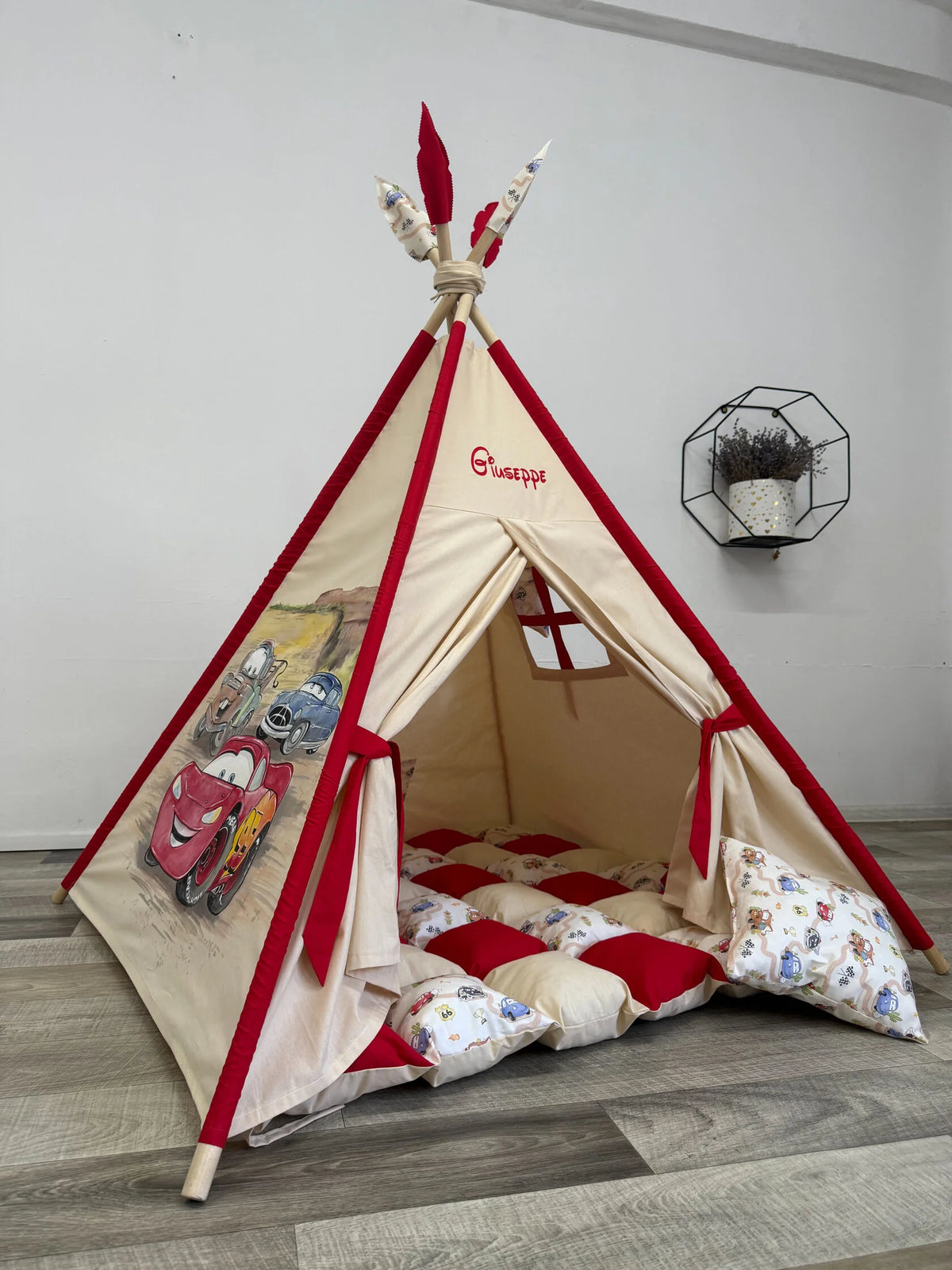 Tenda teepee bambini dipinta a mano tema Cars con nome personalizzato cotone bianco pali legno, tappeto imbottito e cuscino inclusi