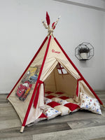 Tenda teepee bambini dipinta a mano tema Cars con nome personalizzato cotone bianco pali legno, tappeto imbottito e cuscino inclusi