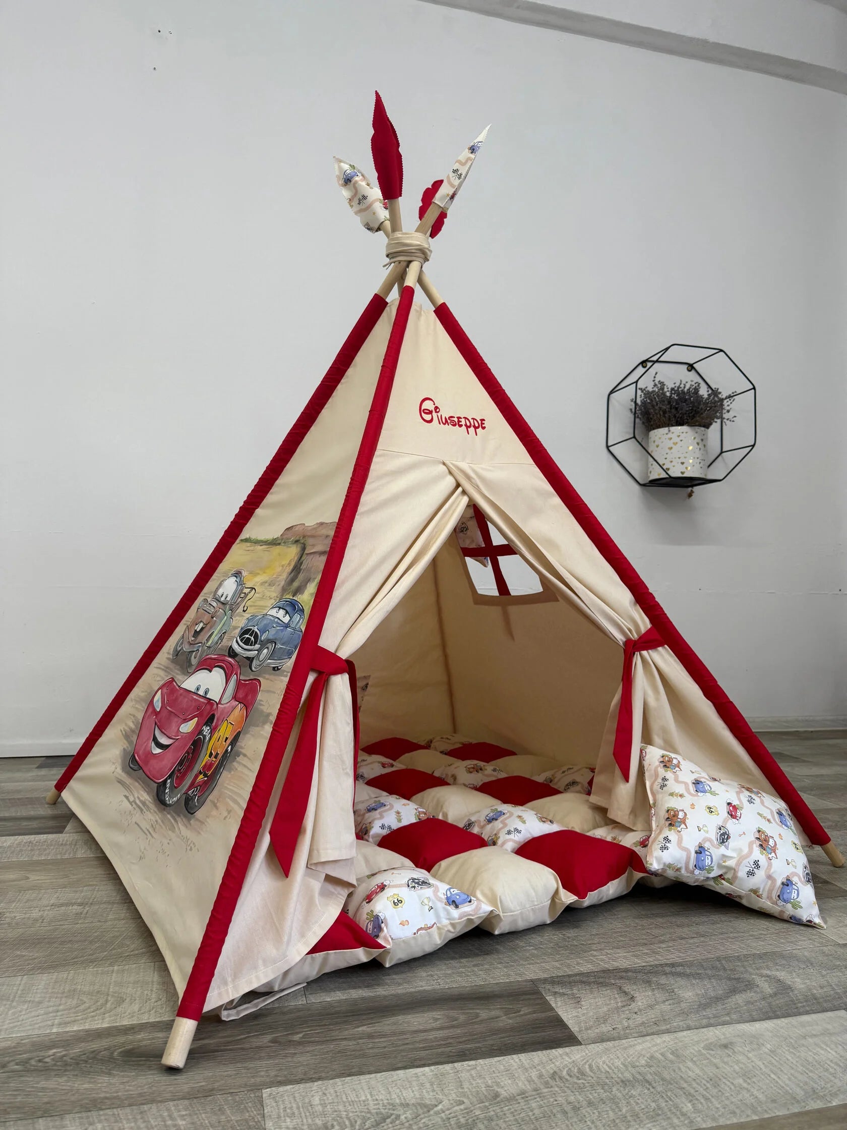Tenda teepee bambini dipinta a mano tema Cars con nome personalizzato cotone bianco pali legno, tappeto imbottito e cuscino inclusi