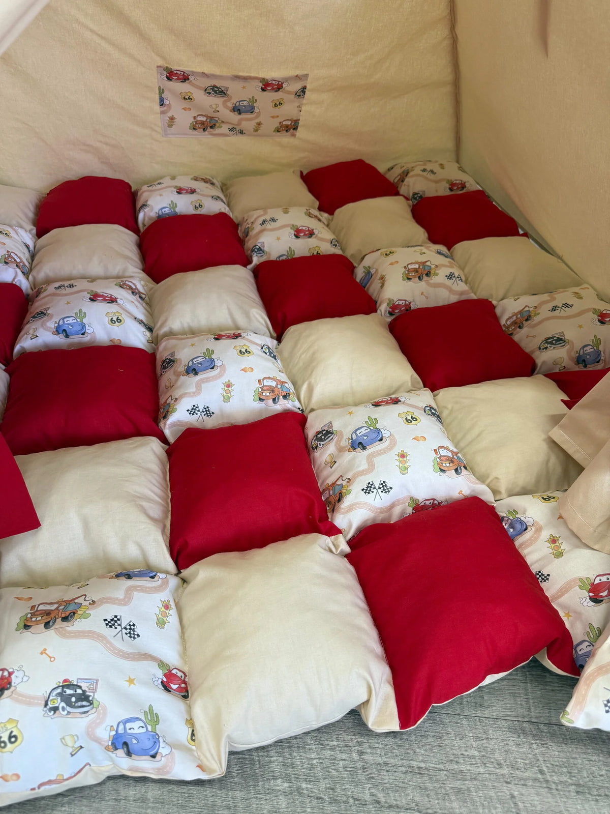 Tenda teepee bambini dipinta a mano tema Cars con nome personalizzato cotone bianco pali legno, tappeto imbottito e cuscino inclusi