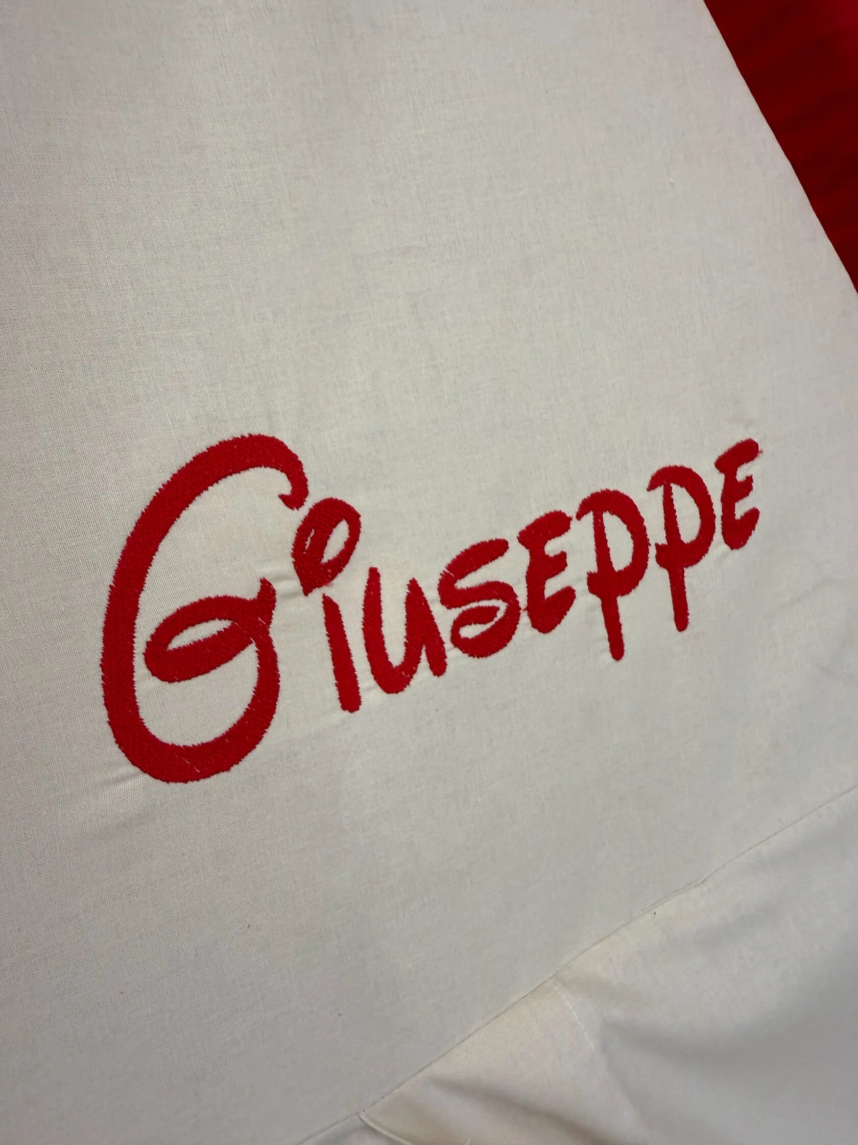 nome giuseppe personalizzato sulla tenda giochi scritto in rosso su fondo beige