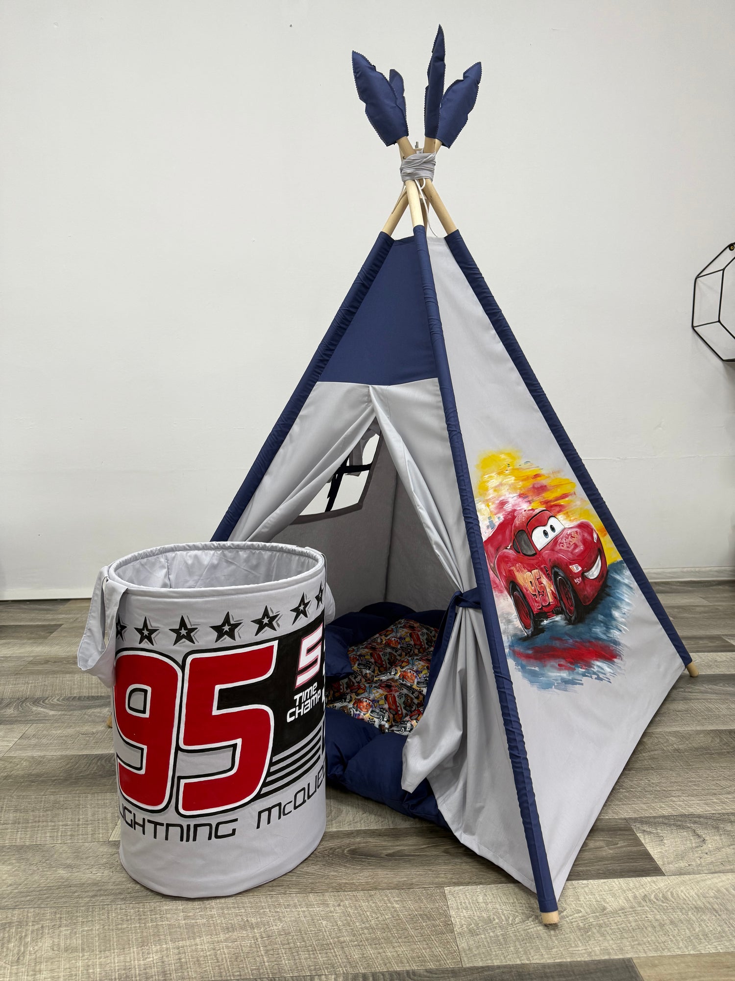 Tenda teepee bambini dipinta a mano tema Cars con nome personalizzato cotone bianco pali legno, tappeto imbottito e cuscino inclusi
