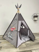 Tenda teepee bambini dipinta a mano tema Cars con nome personalizzato cotone bianco pali legno, tappeto imbottito e cuscino inclusi