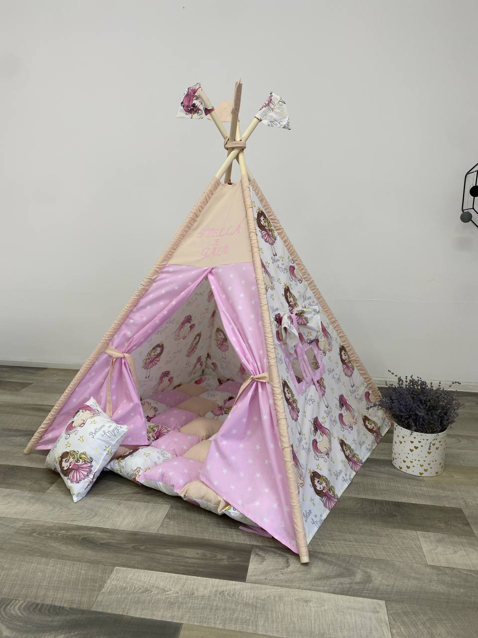 tenda teepee bambini rosa con fantasia principesse e stelle in cotone con cuscini coordinati