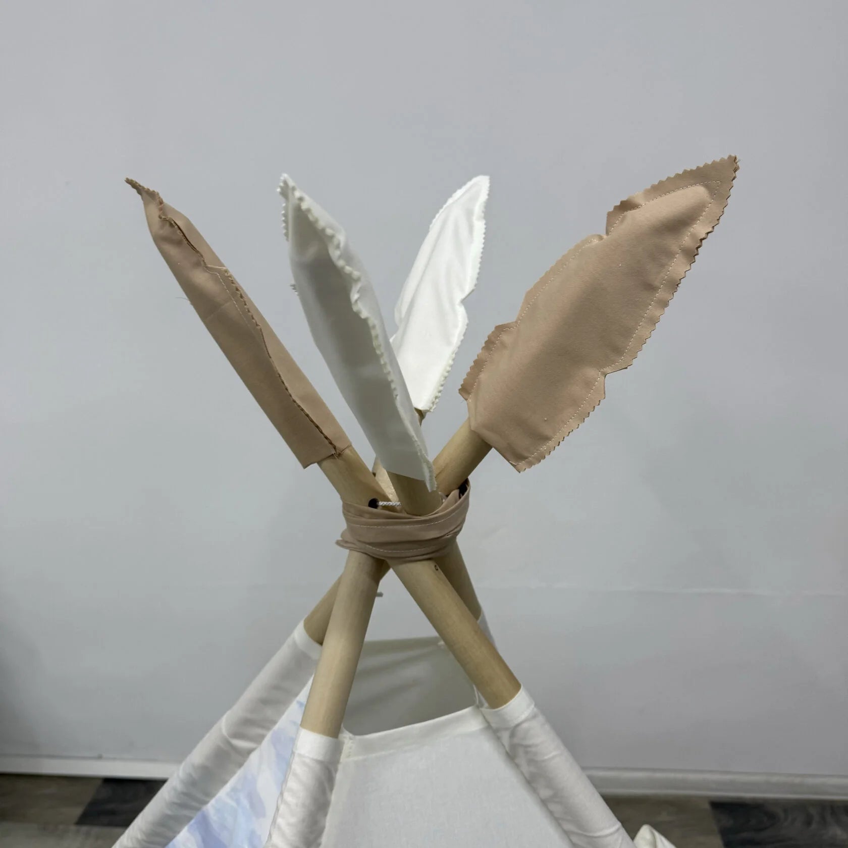 Tenda teepee per bambini dipinta a mano con tema Heidi, personalizzabile con nome, in cotone traspirante con pali in legno di tiglio