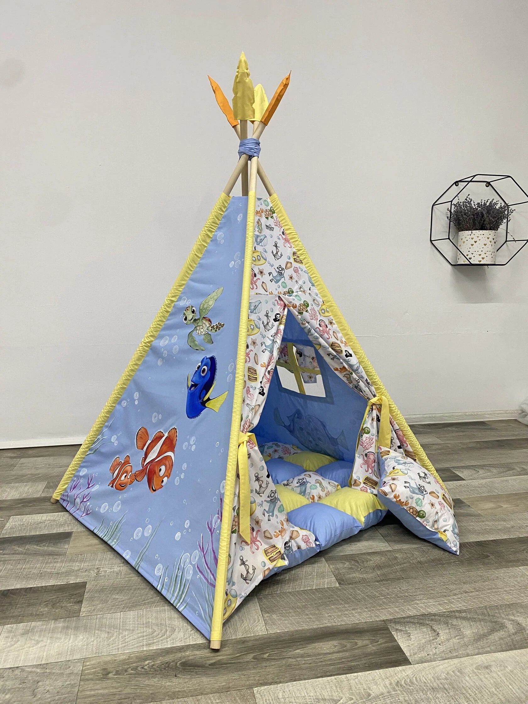 Tenda teepee bambini dipinta a mano tema Marino Pesciolini con nome personalizzato cotone azzurro pali legno tipi wigwam mare