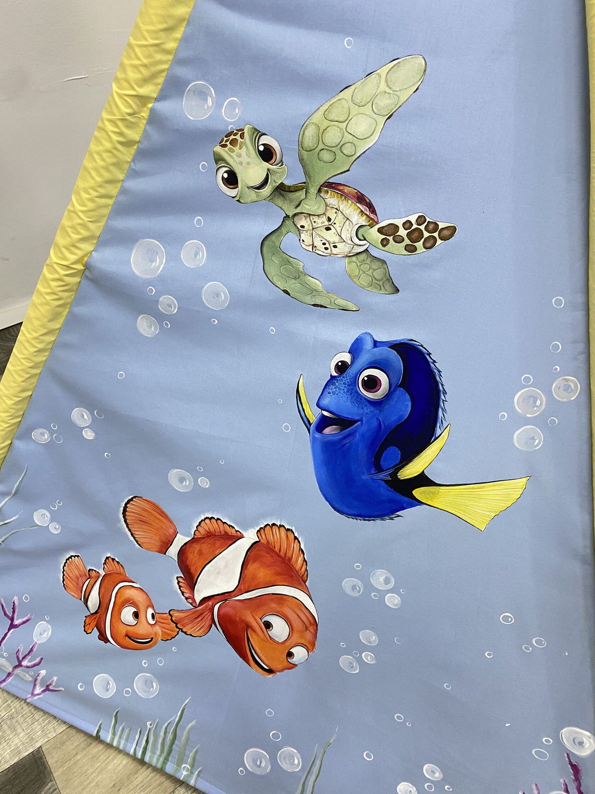 Tenda teepee bambini dipinta a mano tema Marino Pesciolini con nome personalizzato cotone azzurro pali legno tipi wigwam mare