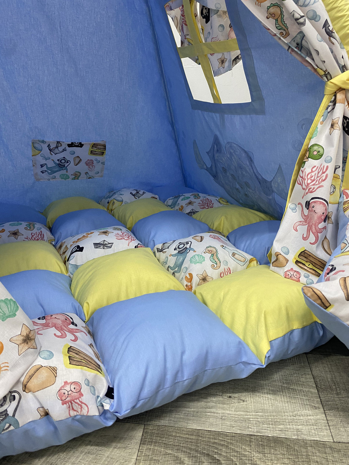 Interno tenda tipi bambini tema mare con cuscini e tappetino morbido