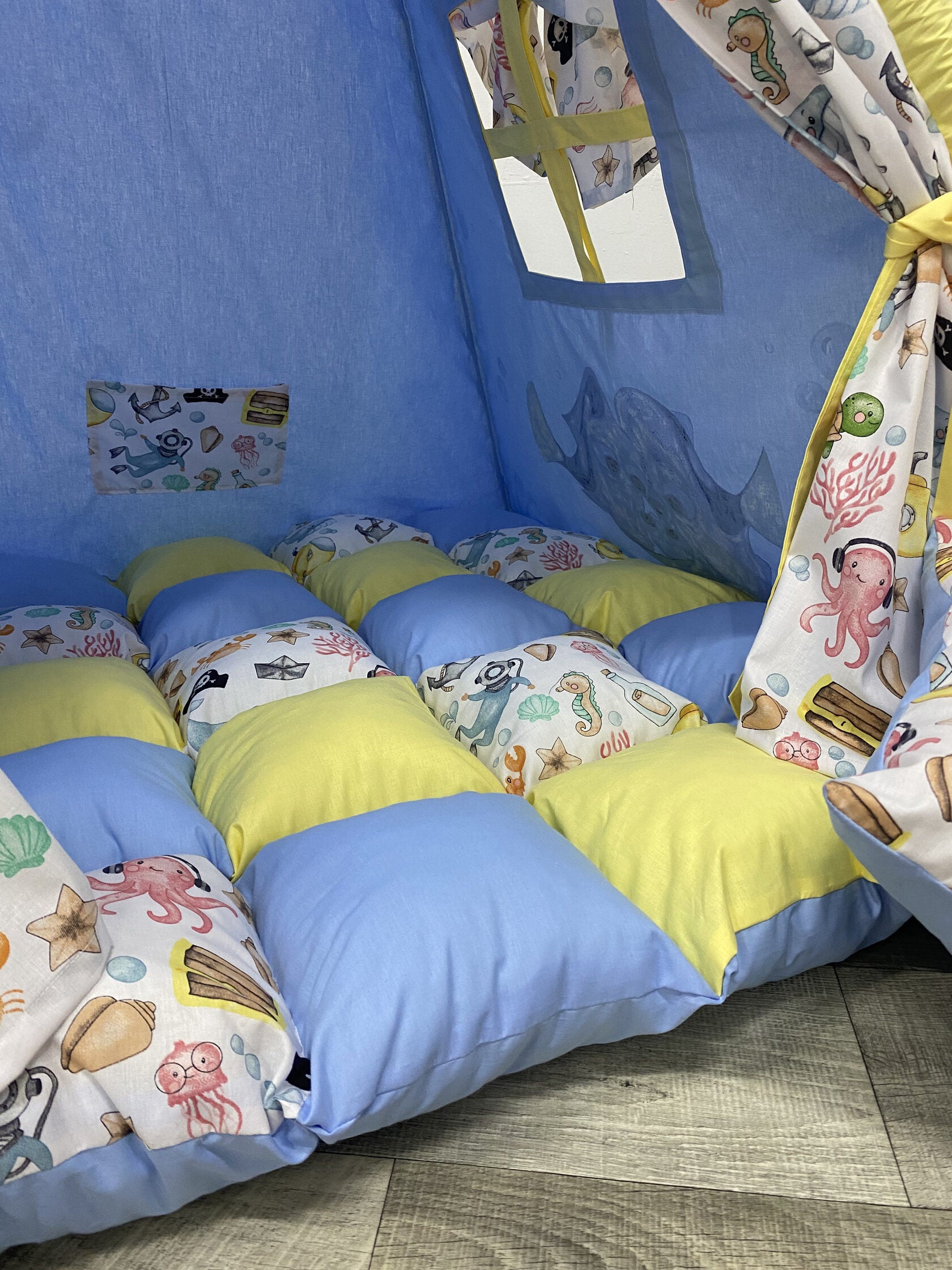 Interno tenda tipi bambini tema mare con cuscini e tappetino morbido