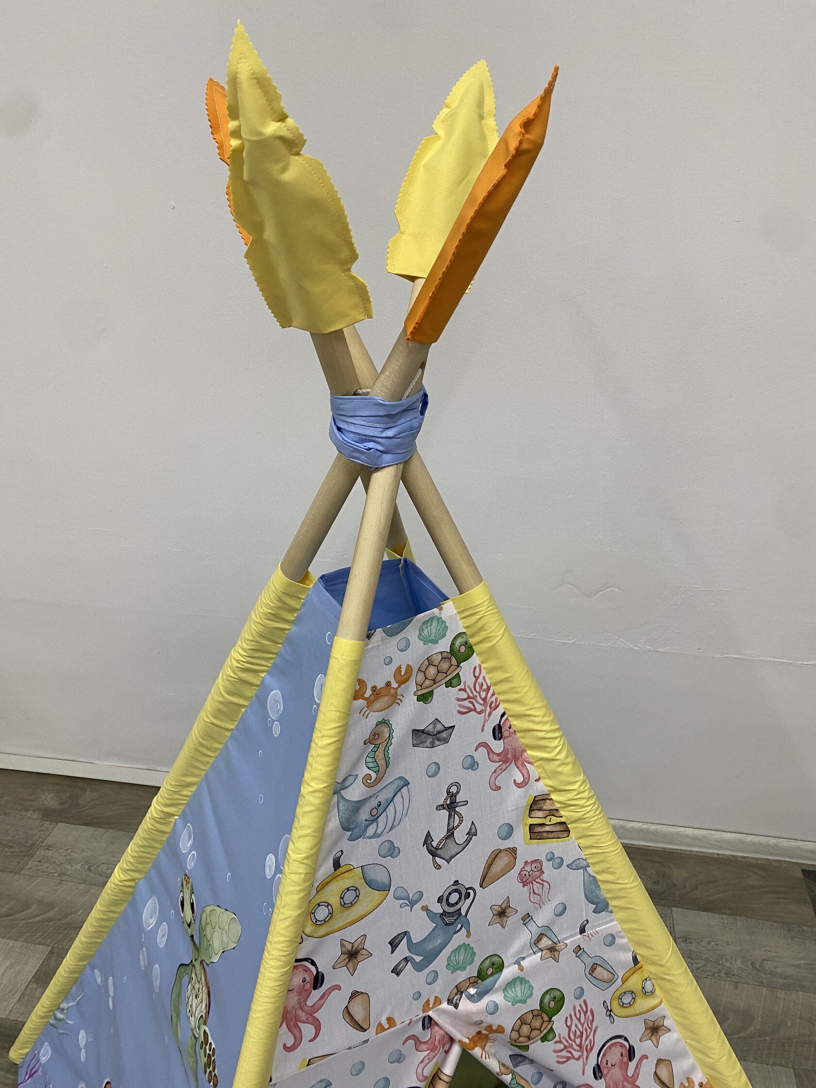Tenda teepee bambini dipinta a mano tema Marino Pesciolini con nome personalizzato cotone azzurro pali legno tappeto imbottito e cuscino 