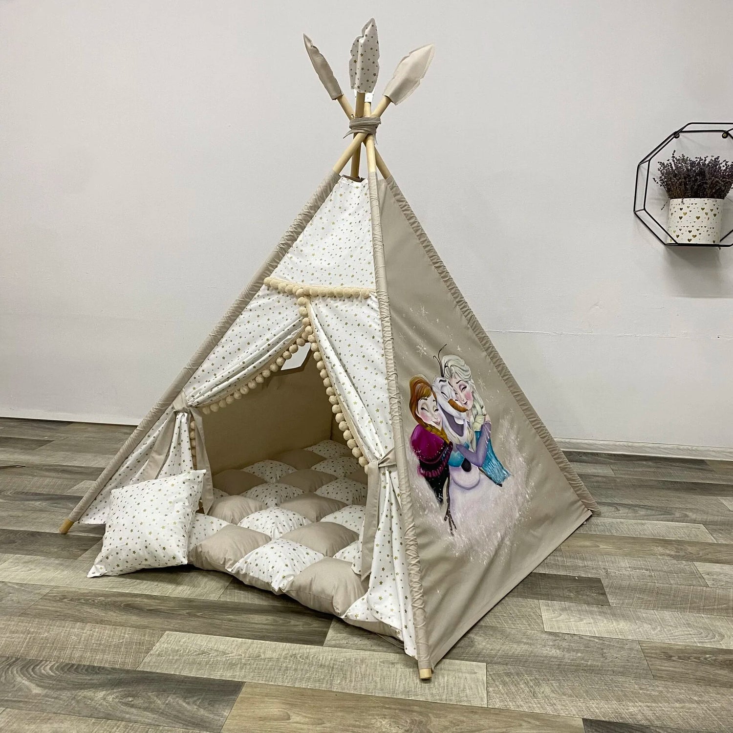 Tenda teepee per bambini dipinta a mano con tema Anna, Elsa e Olaf, personalizzabile con nome, in cotone traspirante con pali in legno di tiglio