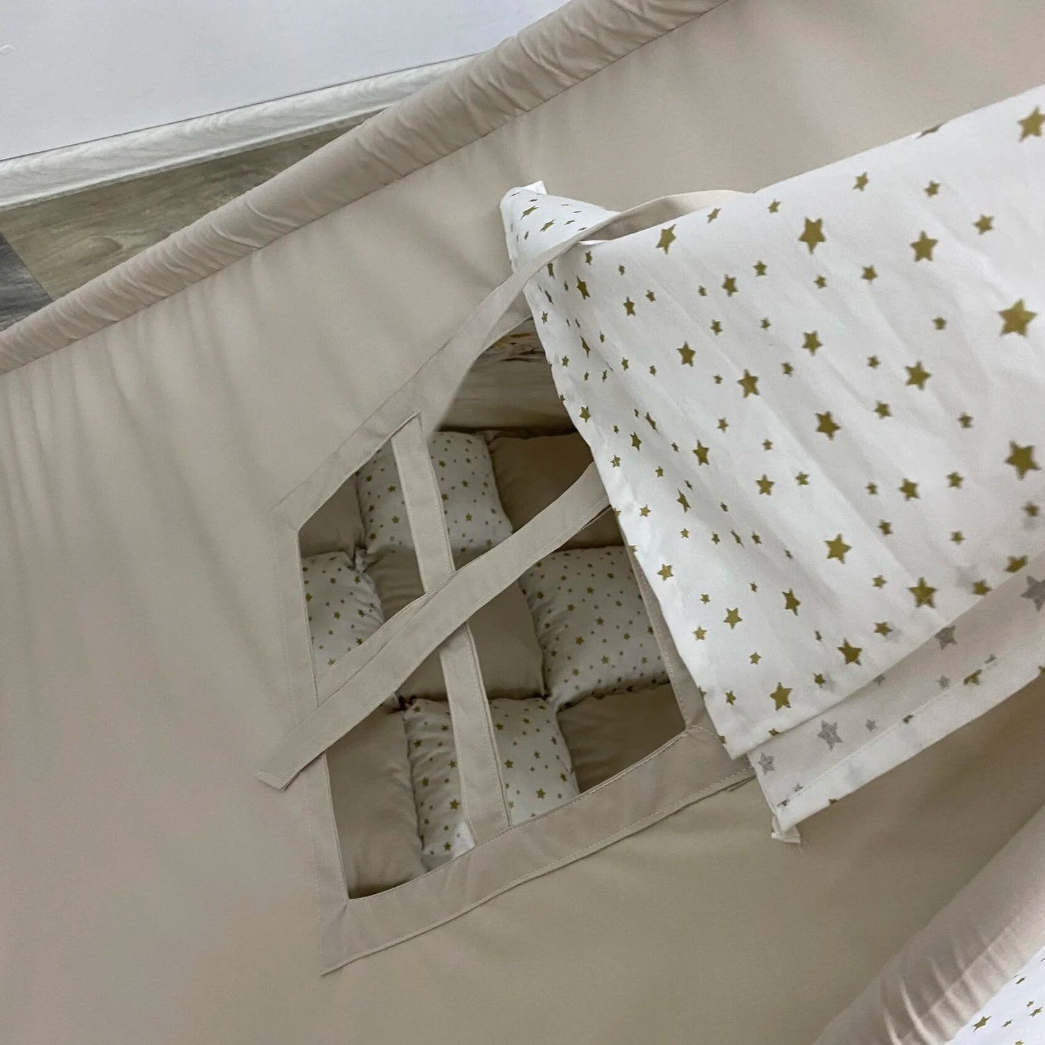 Tenda teepee per bambini dipinta a mano con tema Anna, Elsa e Olaf, personalizzabile con nome, in cotone traspirante con pali in legno di tiglio