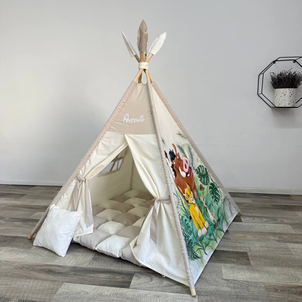 Tenda teepee bambini in cotone con disegno dipinto a mano a tema savana, animali e avventura, struttura in legno naturale e tappeto imbottito, tenda gioco per cameretta personalizzata.