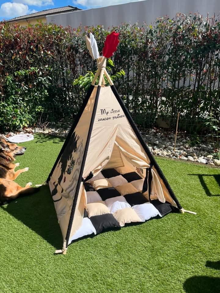 Tenda teepee per bambini dipinta a mano con tema Dragon Trainer, personalizzabile con nome, in cotone traspirante con pali in legno di tiglio