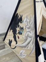 Tenda teepee per bambini dipinta a mano con tema Dragon Trainer, personalizzabile con nome, in cotone traspirante con pali in legno di tiglio