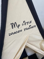 Tenda teepee per bambini dipinta a mano con tema Dragon Trainer, personalizzabile con nome, in cotone traspirante con pali in legno di tiglio