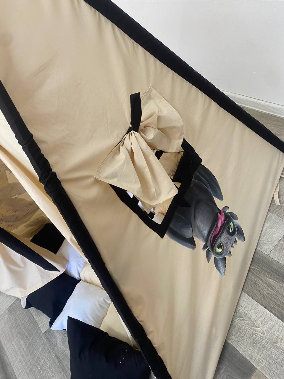 Tenda teepee per bambini dipinta a mano con tema Dragon Trainer, personalizzabile con nome, in cotone traspirante con pali in legno di tiglio