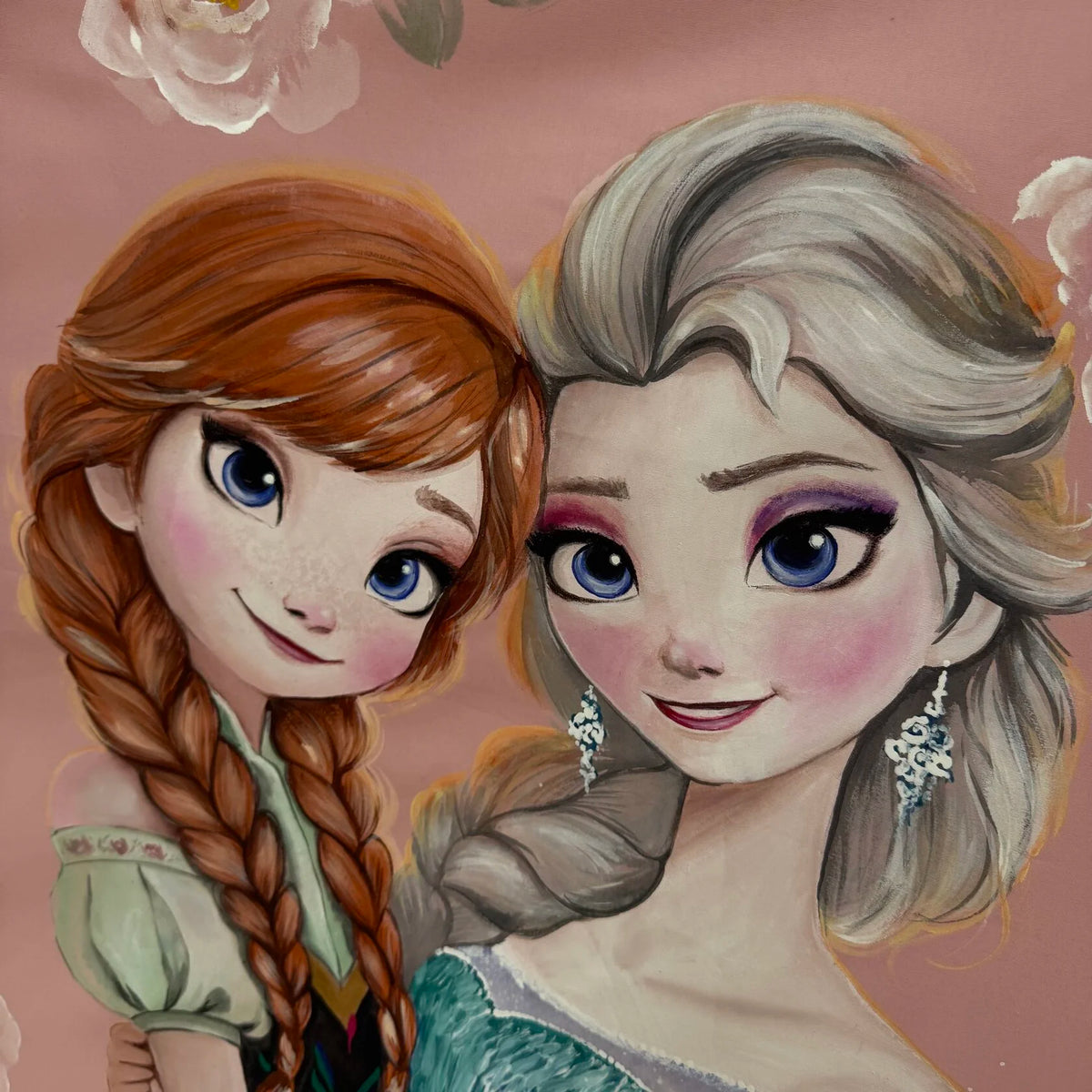 Dettaglio pittura a mano tenda teepee Frozen – Elsa Anna abbraccio cotone rosa antico rose pastello