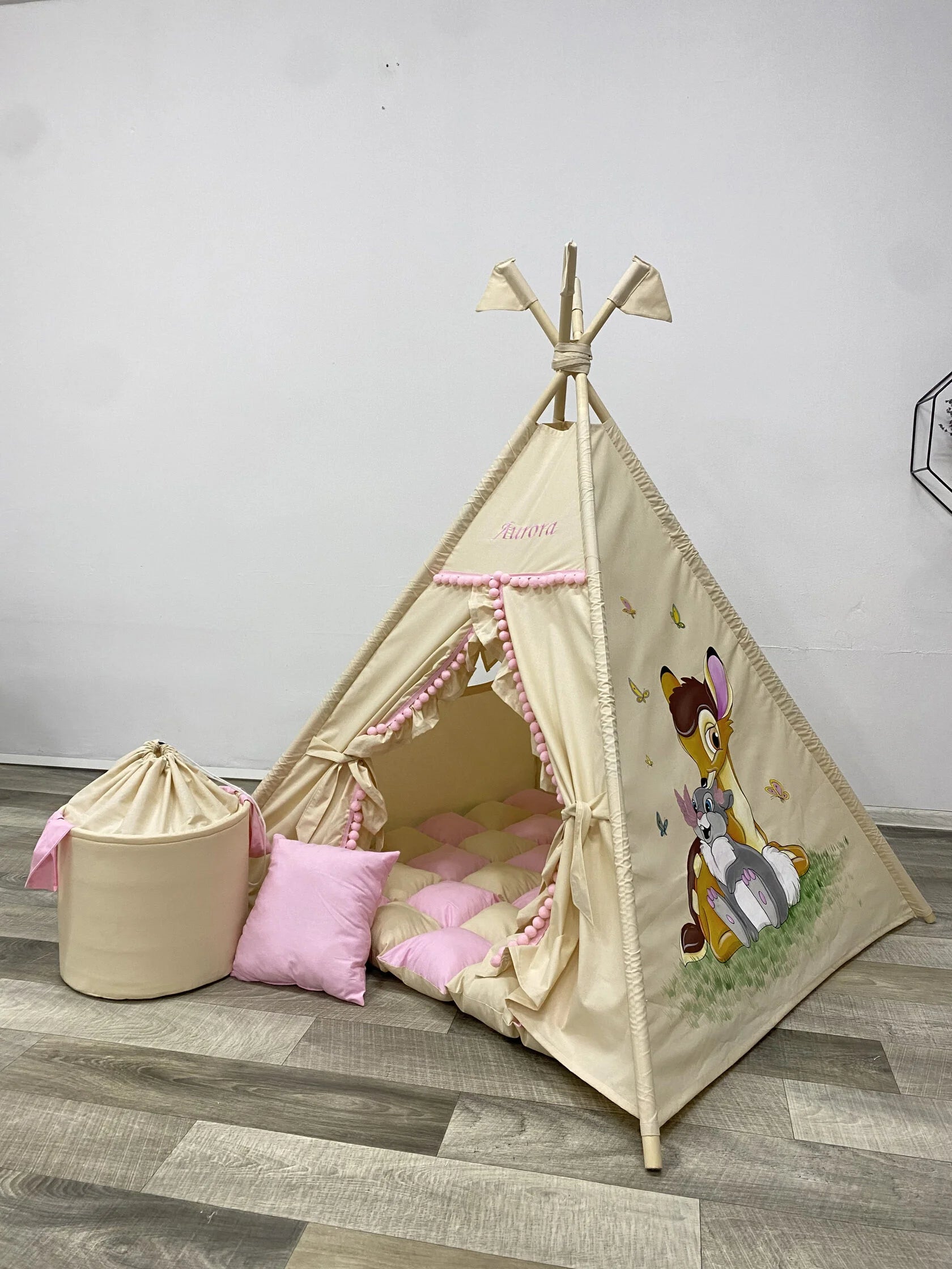 Tenda giochi bambini cotone rosa e beige dipinta a mano tema animale bosco personalizzata con nome, materassino imbottito, cuscino e pali pieghevoli inclusi