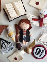 Dettaglio elementi in feltro per giostrina culla Harry Potter con Hermione Granger, boccino d'oro e libro degli incantesimi