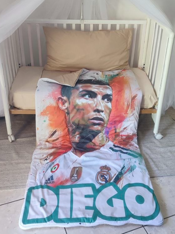 Sacco a pelo per bambini personalizzabile con una grafica in stile pittura di Cristiano Ronaldo con la maglia del Real Madrid.