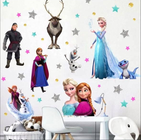 Stickers murali di Frozen con Elsa, Anna, Olaf e Kristoff circondati da stelle glitterate azzurre, fucsia e argento.