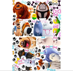 Stickers murali bambini con Max, Duke, Chloe e Gidget del film Pets, decorazione con impronte di zampe e ossi colorati.