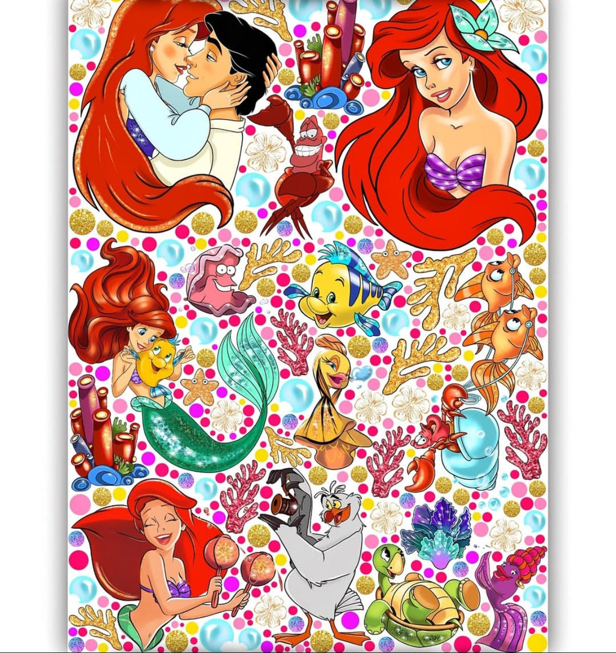 Stickers murali Disney con la Sirenetta Ariel, il principe Eric, Flounder e Sebastian tra bolle e coralli colorati.