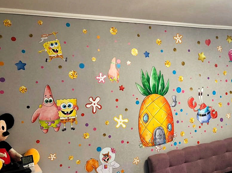 Adesivi murali di Spongebob e Patrick applicati sulla parete grigia di una cameretta per bambini 