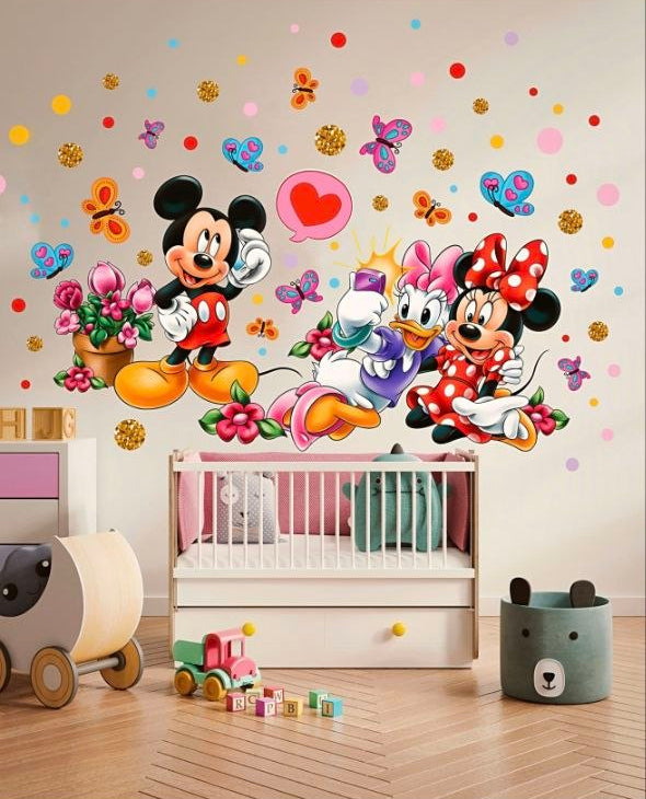 Sticker da muro Disney amici di Topolino in giardino. Decorazione pareti cameretta bimbi con cuori e farfalle colorate.