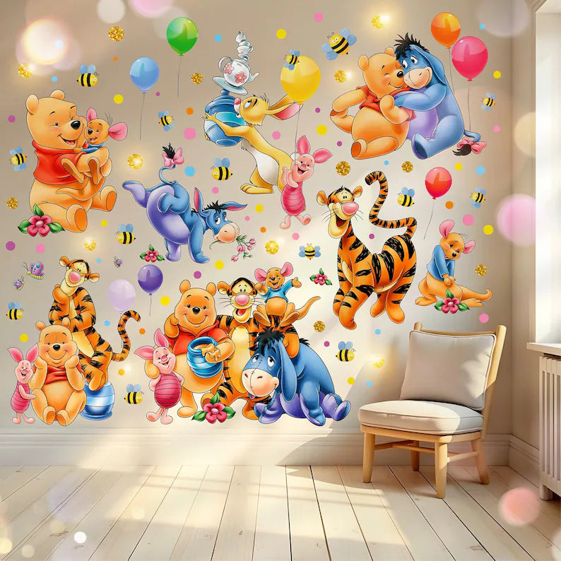 Adesivi murali di Winnie the Pooh e amici applicati sulla parete di una cameretta, vicino a una poltrona in legno.